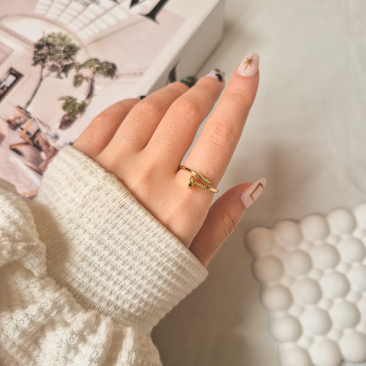 خرید انگشتر میخ کارتیر طلایی از لیمو اکسسوری