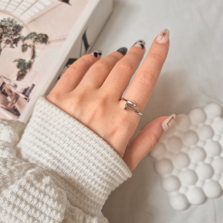 خرید انگشتر میخ کارتیر نقره ای از لیمو اکسسوری